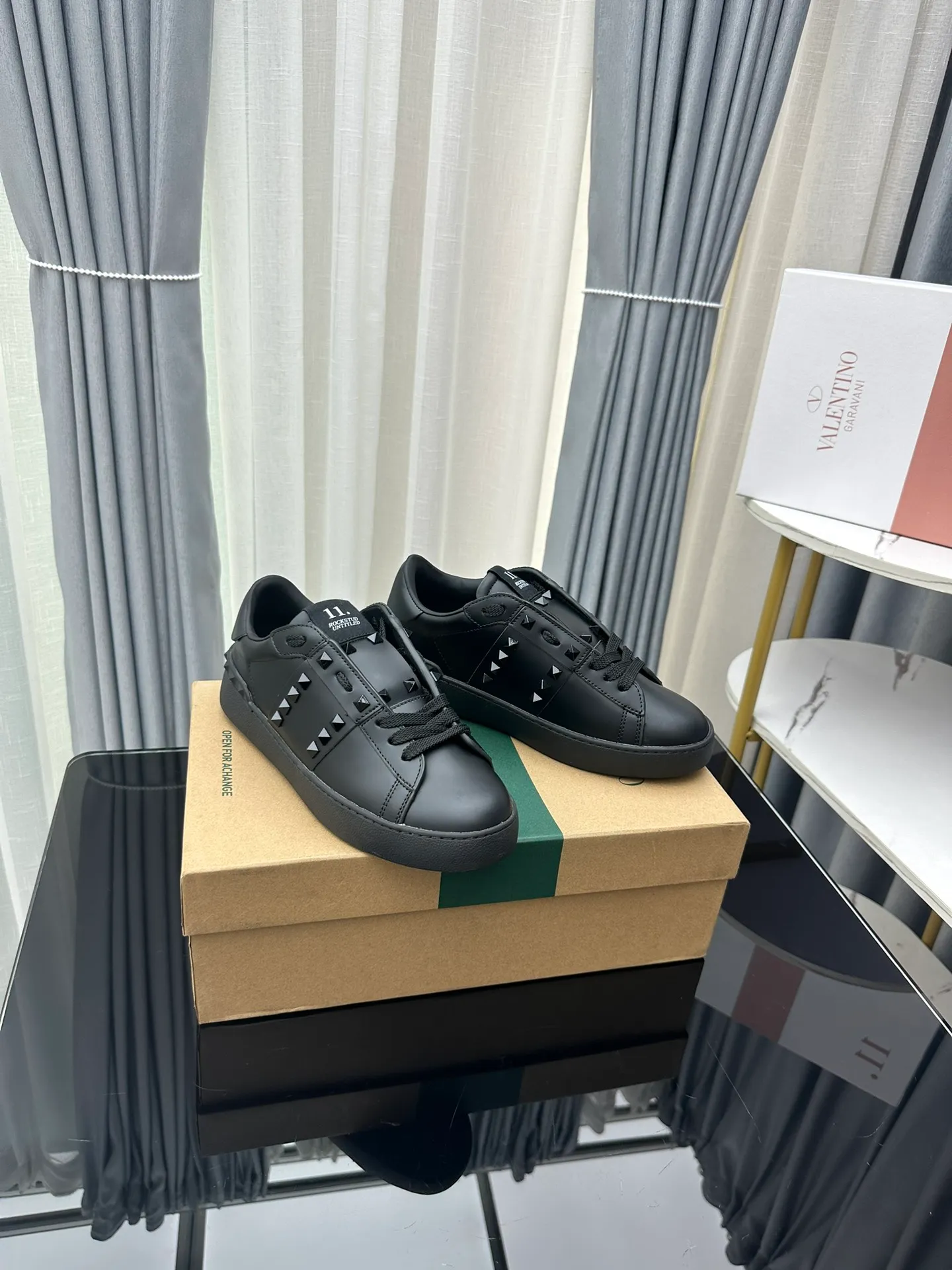 👟👟Ex-factory price 480👟👟 Women's shoes Women's clothing Valentino Valentino GARAVANI O👟👟Ex-factory price EN DISCO Rivets Thick soles Casual sneakers Increased height White shoes Original purchase and development Production V family classic series Willow nail white shoes Hot sale at the counter Brand new Huge 6.5cm platform thick sole with original classic series A perfect favorite for short people. Comes with exquisite packaging at the counter🛍📦 ▪️ Fabric: Original custom imported calfskin ▪️ Lining: Imported custom soft cowhide lining ▪️ Sole: Original molded ultra-light rubber foam material ▪️ Sole thickness: 6.5 ▪️ Size: Women's 35-45 (45 is custom-made and cannot be returned or exchanged)